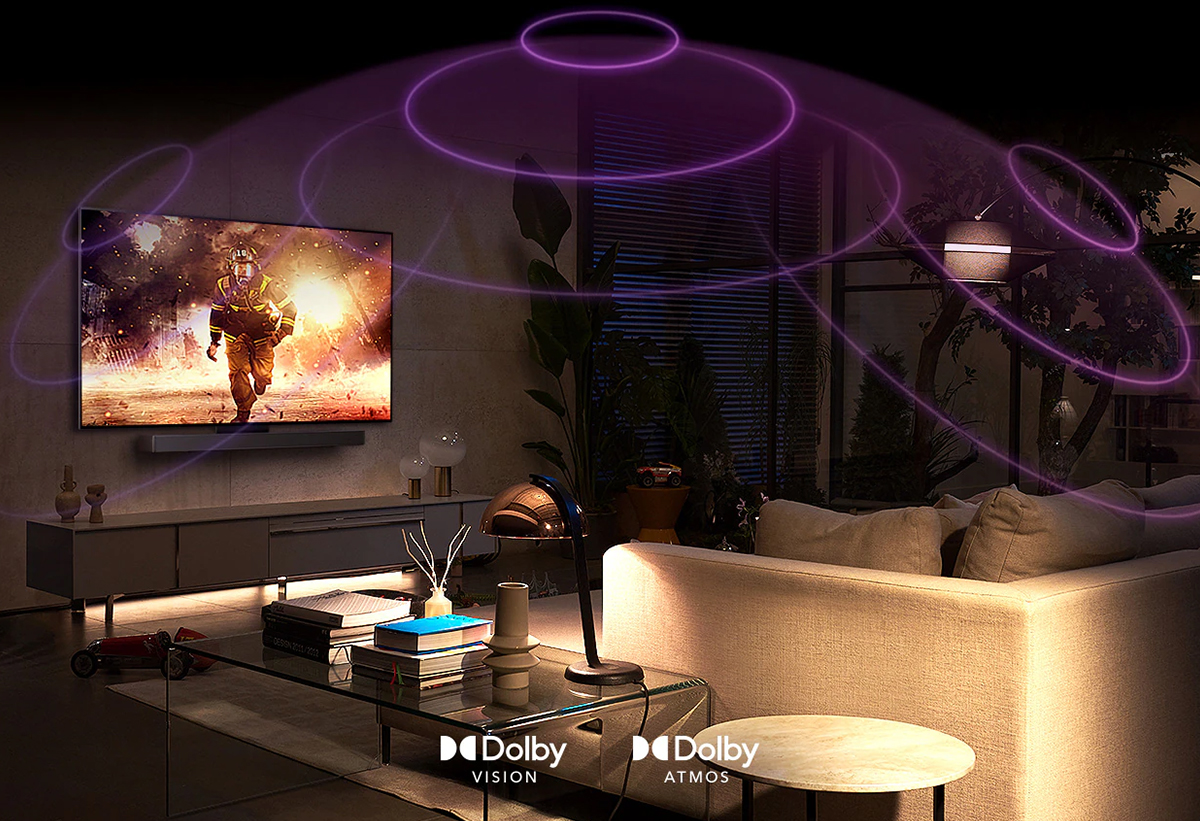 Απεικονίζεται η τηλεόραση κρεμασμένη στον τοίχο σαλονιού ενώ από εκείνη εκπέμπονται ηχητικά κύματα